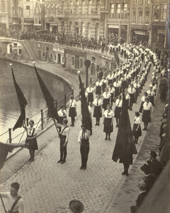 222537 Afbeelding van leden van de Utrechtse Arbeiders Gymnastiekvereniging Kracht en Vlugheid, tijdens de 1 ...